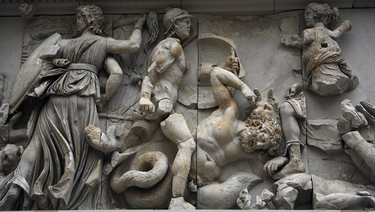Олтар на Пергамон. Построен по заповед на Евмен II Сотер. 164-156 Г. ПР. Мрамор и варовик. Гигантомахия. Южен фриз. Триликата богиня Хеката се бори с факла, меч и копие срещу великана Клитий (той не се появява). До нея е Артемида, която се бие с лък и стрела срещу великан, който може би е Отос. Нейното ловно куче убива друг великан с ухапване по врата. Музей Пергамон. Берлин. Германия.
