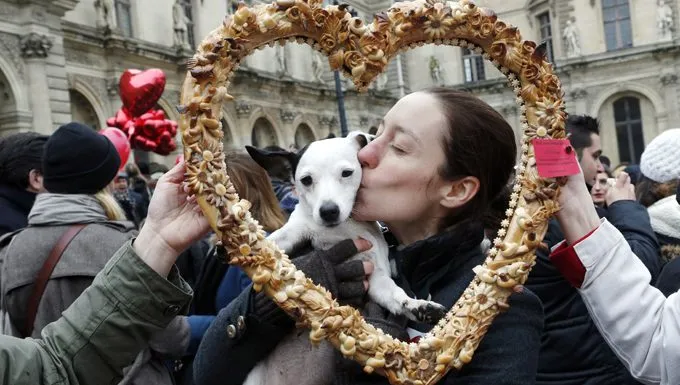 жена целува куче на фестивал
