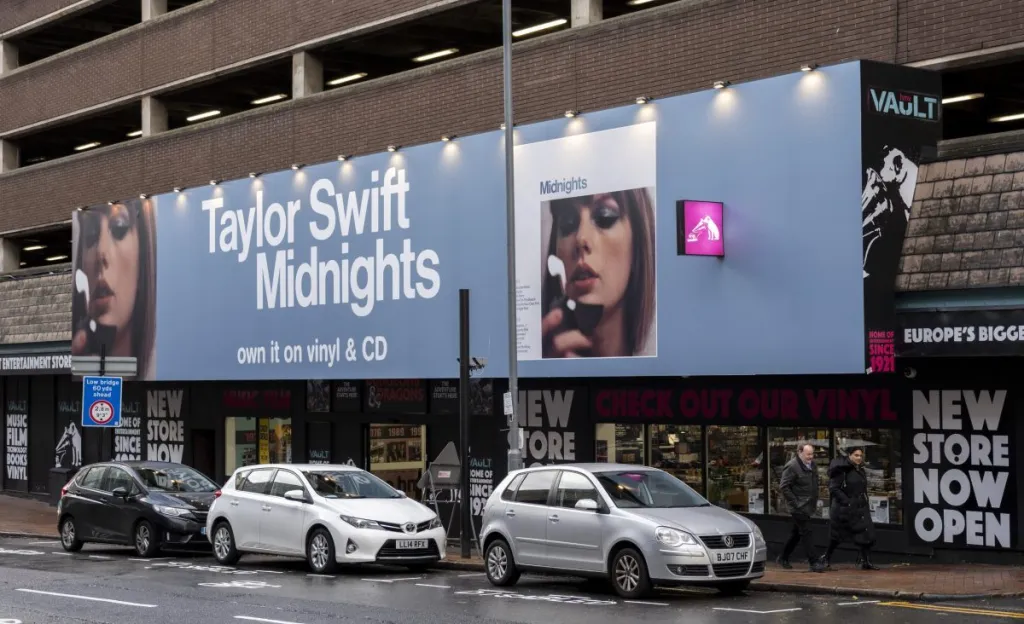ألبوم Taylor Swift "Midnights" خارج HMV The Vault Record Shop