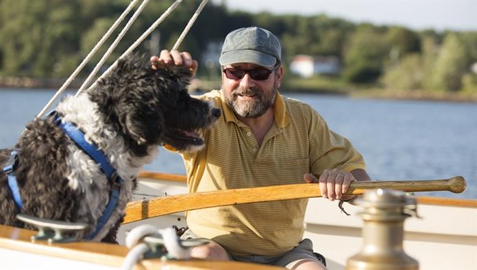 Ember és kutyája egy vitorlás hajón