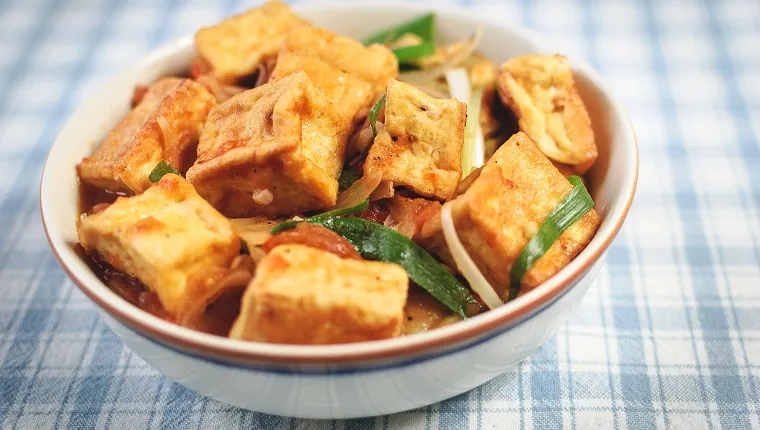 Близък план на тофу със сос в чиния