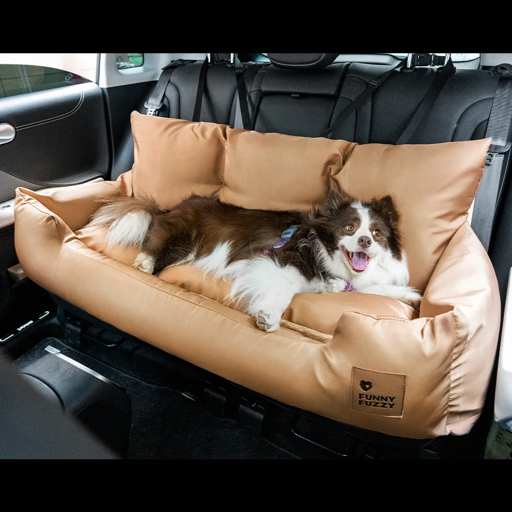Кафява седалка за кола за кучета.