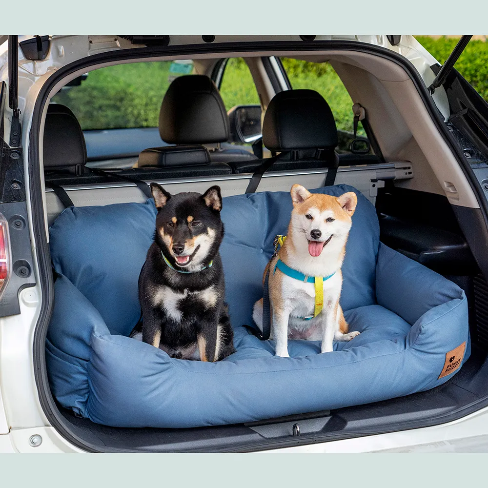 FunnyFuzzy kék kutyabiztonsági termék csomagtartóban két kutyával.