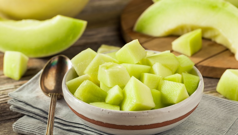 Grüne Bio-Honigtau-Melone in einer Schale geschnitten