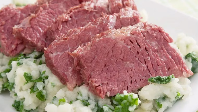 Ehetnek-e a kutyák Corned Beefet? Biztonságos a kukoricahús a kutyák számára?