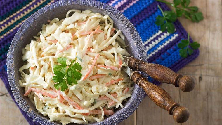 Ehetnek a kutyák káposztasalátát? Biztonságos a Coleslaw a kutyák számára?