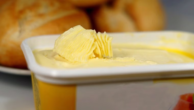 Ehetnek-e a kutyák margarint? A margarin biztonságos a kutyák számára?