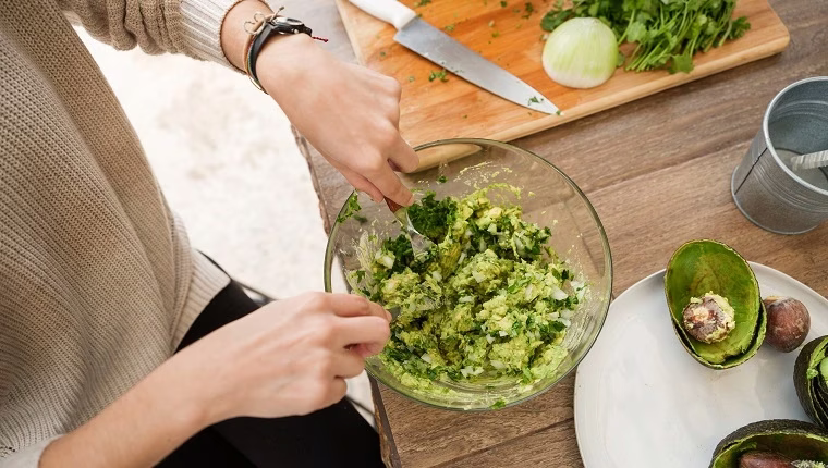 Ehetnek-e a kutyák guacamolét? Biztonságos a guacamole a kutyák számára?