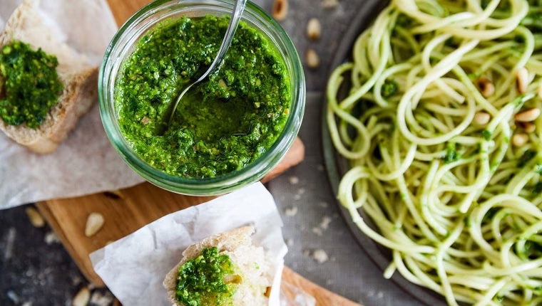 Ehetnek a kutyák pestót? Biztonságos a pesto a kutyák számára?