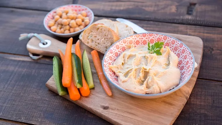 האם כלבים יכולים לאכול חומוס? האם חומוס בטוח לכלבים?