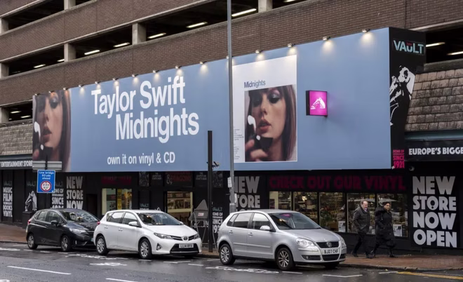 Taylor Swift Album &lsquo;Midnights&rsquo; vor dem HMV The Vault Plattenladen
