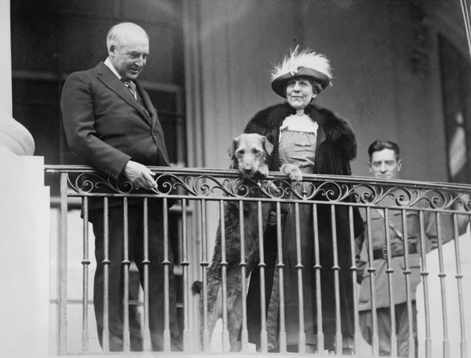Warren G. Harding volt amerikai elnök feleségével, Florence Hardinggal és airedale terrierjükkel, Laddie Boy-jal.