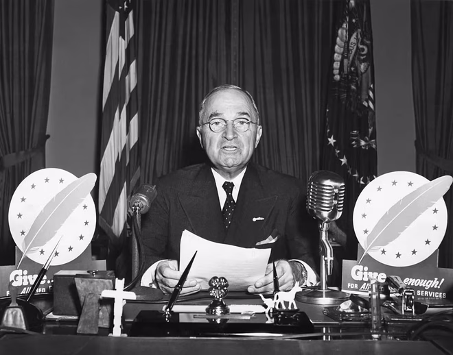 Harry S. Truman elnök beszél egy televíziós beszéd közben az Ovális Irodából.