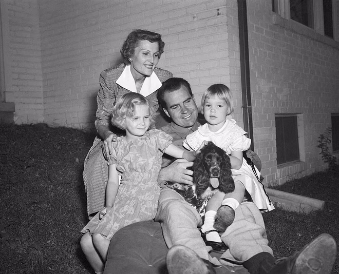 Richard Nixon kaliforniai szenátor időt szakít a kampány fáradalmaira, hogy családjával együtt pihenjen washingtoni otthonukban, szeptember 28-án. Ez volt a GOP alelnökjelöltjének első hazalátogatása a költségtérítéséről szóló országos adása óta. Balról jobbra a következők: Julie, 4 éves; Pat Nixon asszony; Patricia, 6 éves; és Nixon, aki a család Cocker Spanieljét tartja,