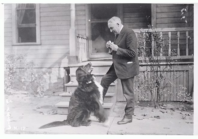 Warren G. Harding otthonában kutyával